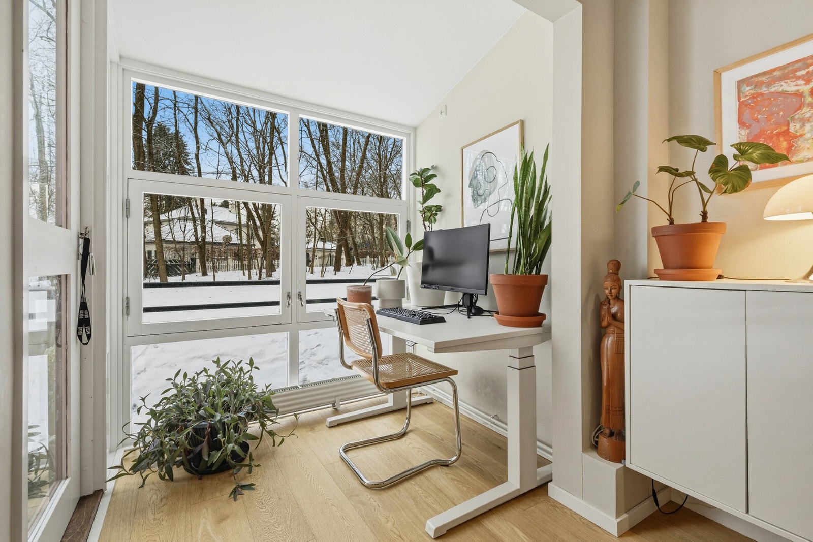 Karnapp med gulv-til-tak-vindu som gir rikelig med naturlig lys. Galleribilde