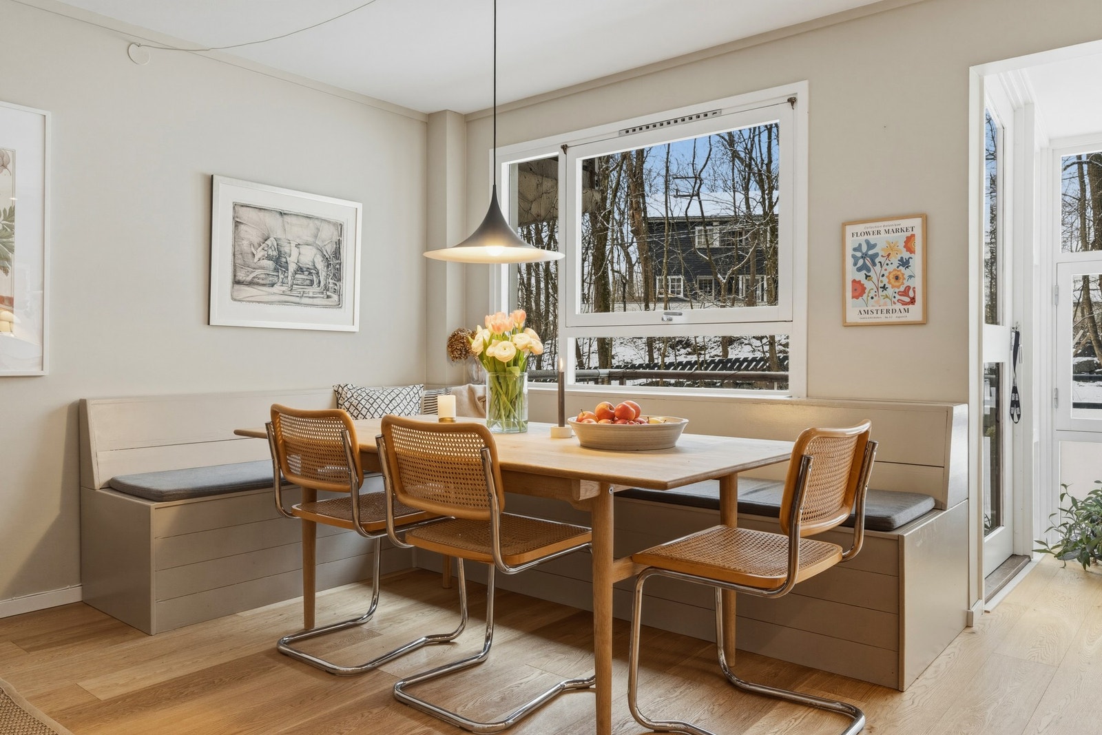 Hyggelig spisegruppe med plassbygget sittebenk og praktiske lagringsmuligheter. Galleribilde