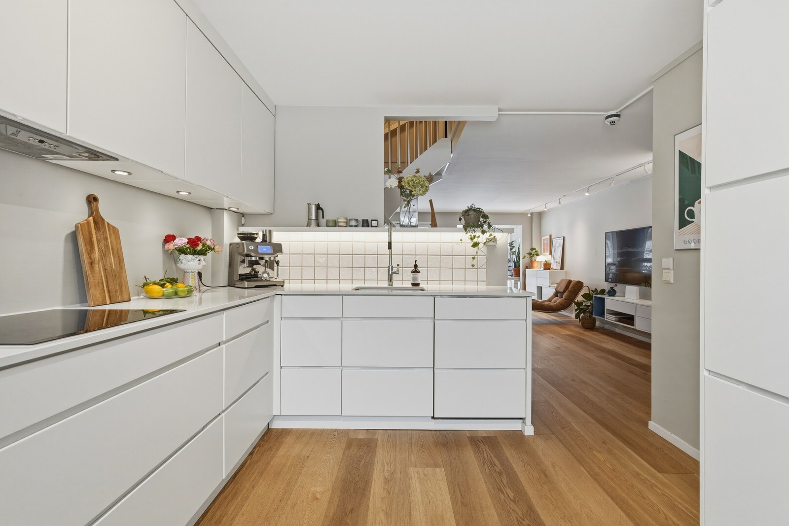 Åpen stue- og kjøkkenløsning som skaper en sosial og innbydende atmosfære. Galleribilde