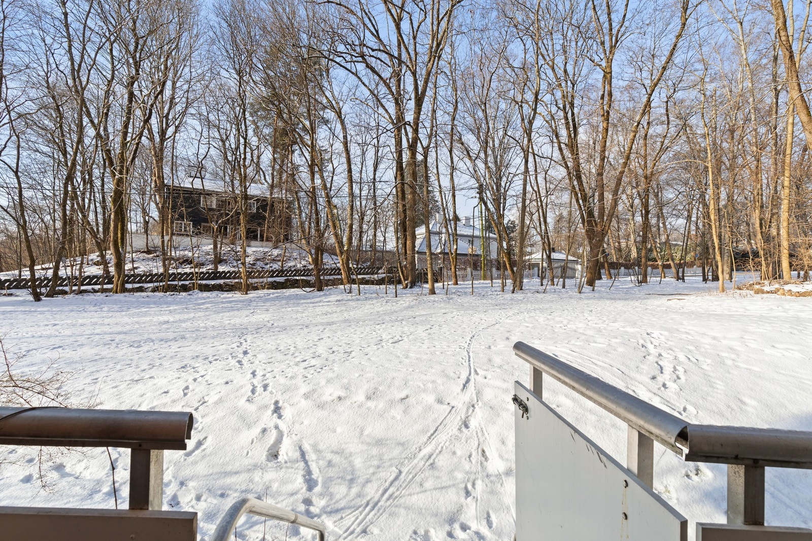 Svært god og barnevennlig beliggenhet med fritt utsyn og direkte adkomst til grøntområde. Galleribilde