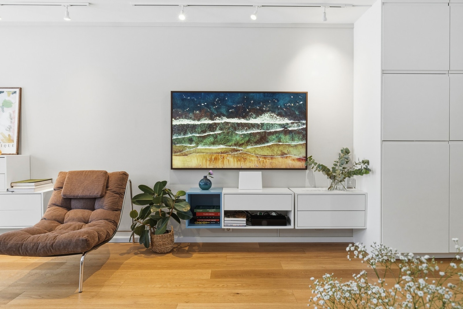 Hele leiligheten er malt i lyse og delikate farger (2024). Galleribilde