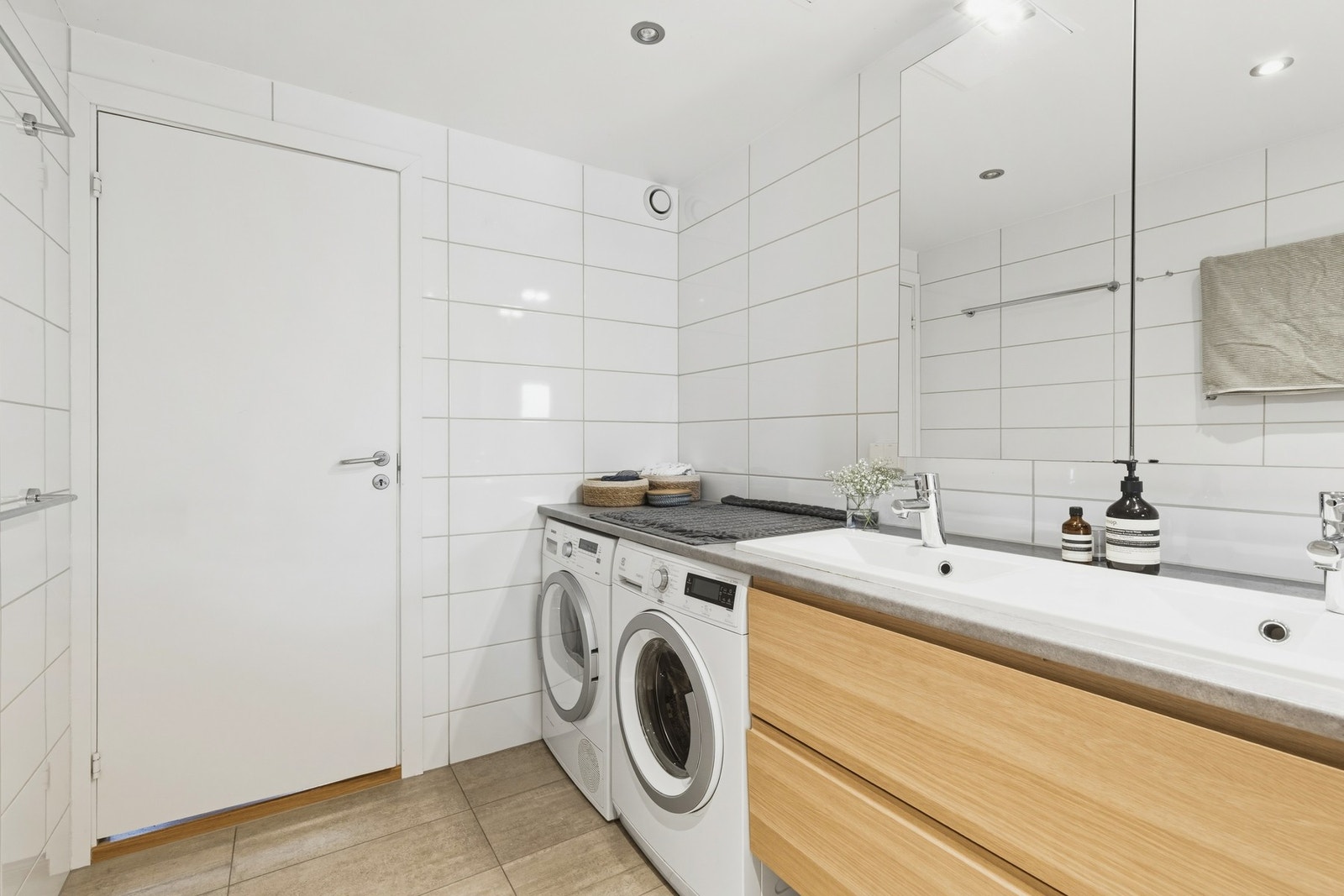 God plass til vaskemaskin, tørketrommel og eventuelt stelleplass. Galleribilde