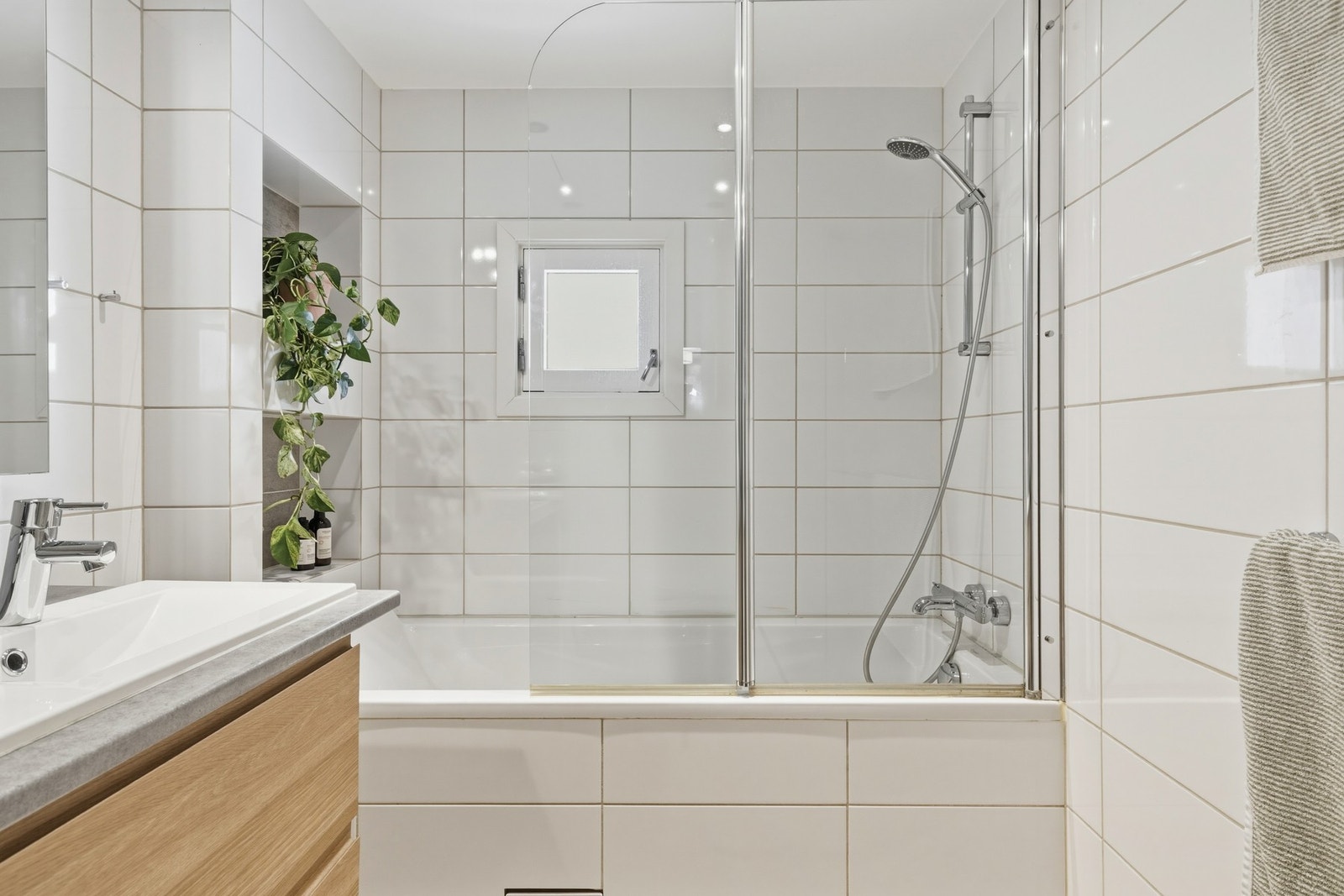 Badekar med vegghengt badekararmatur. Galleribilde