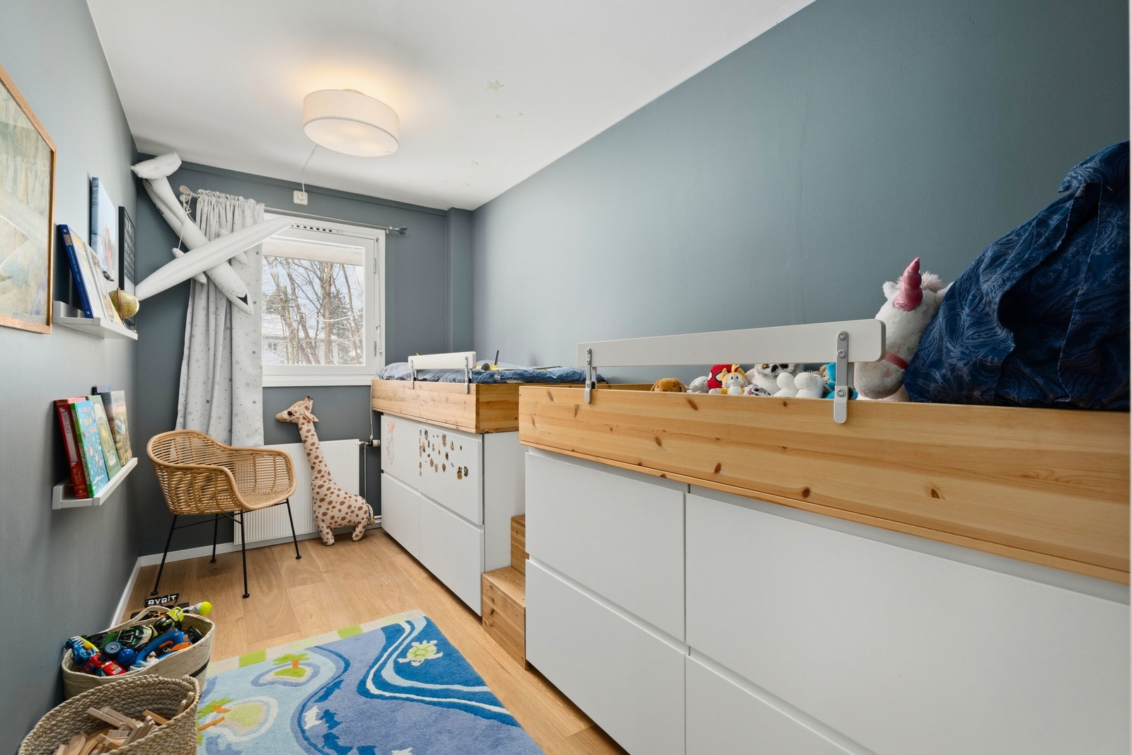 Soverom 3. To plassbygde barnesenger. Galleribilde