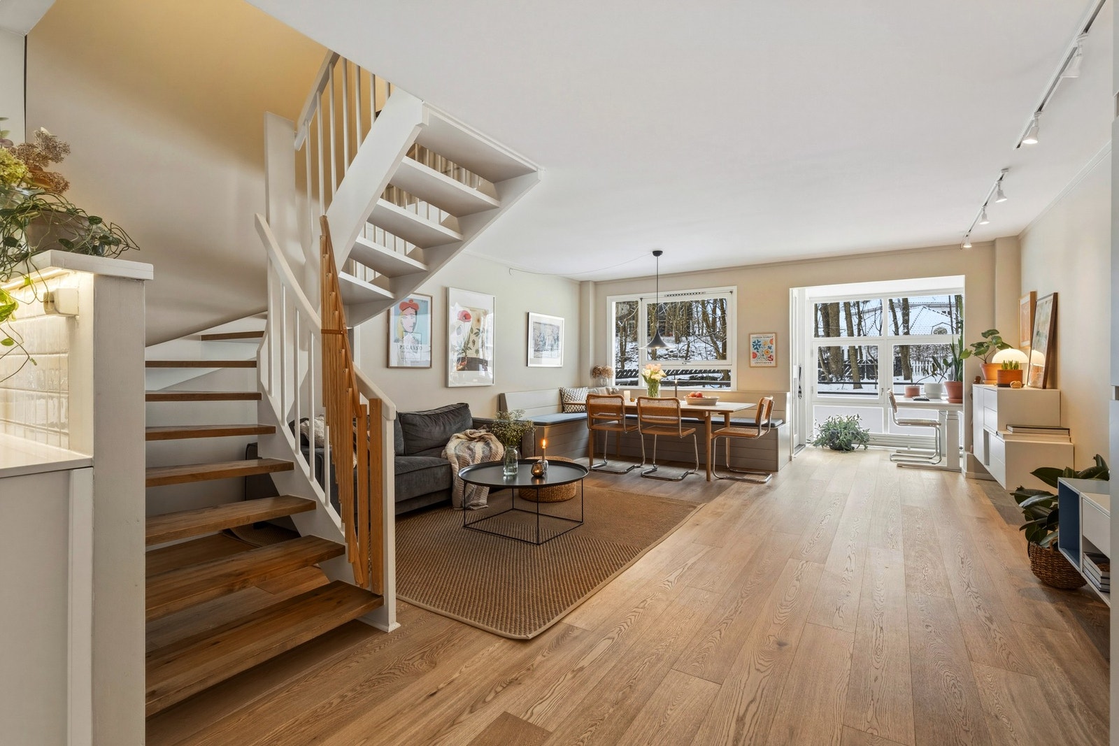 Velkommen til Prinsessealléen 15 D. En delikat 4-roms leilighet over to plan i attraktive Casinetto borettslag. Galleribilde