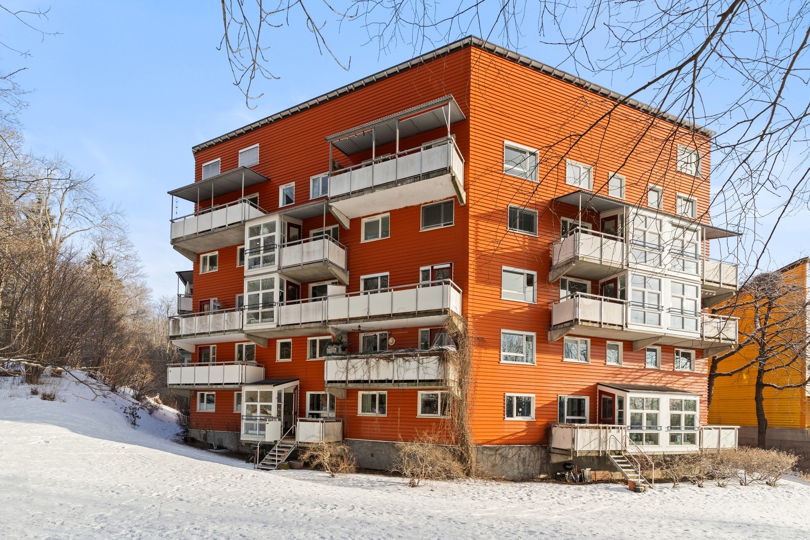 Stor, grønn plen med direkte tilgang fra leiligheten. Galleribilde