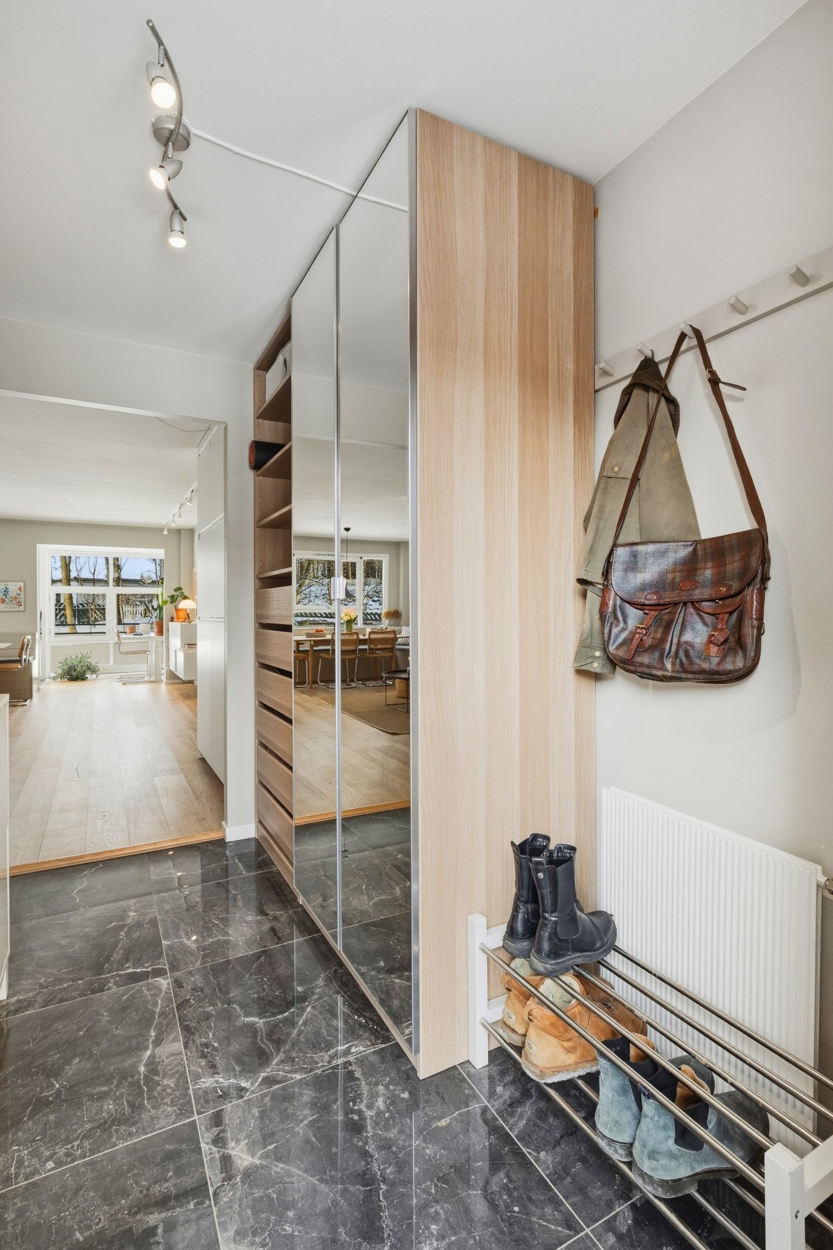 Entré/gang med ny garderobeløsning (2024). Galleribilde