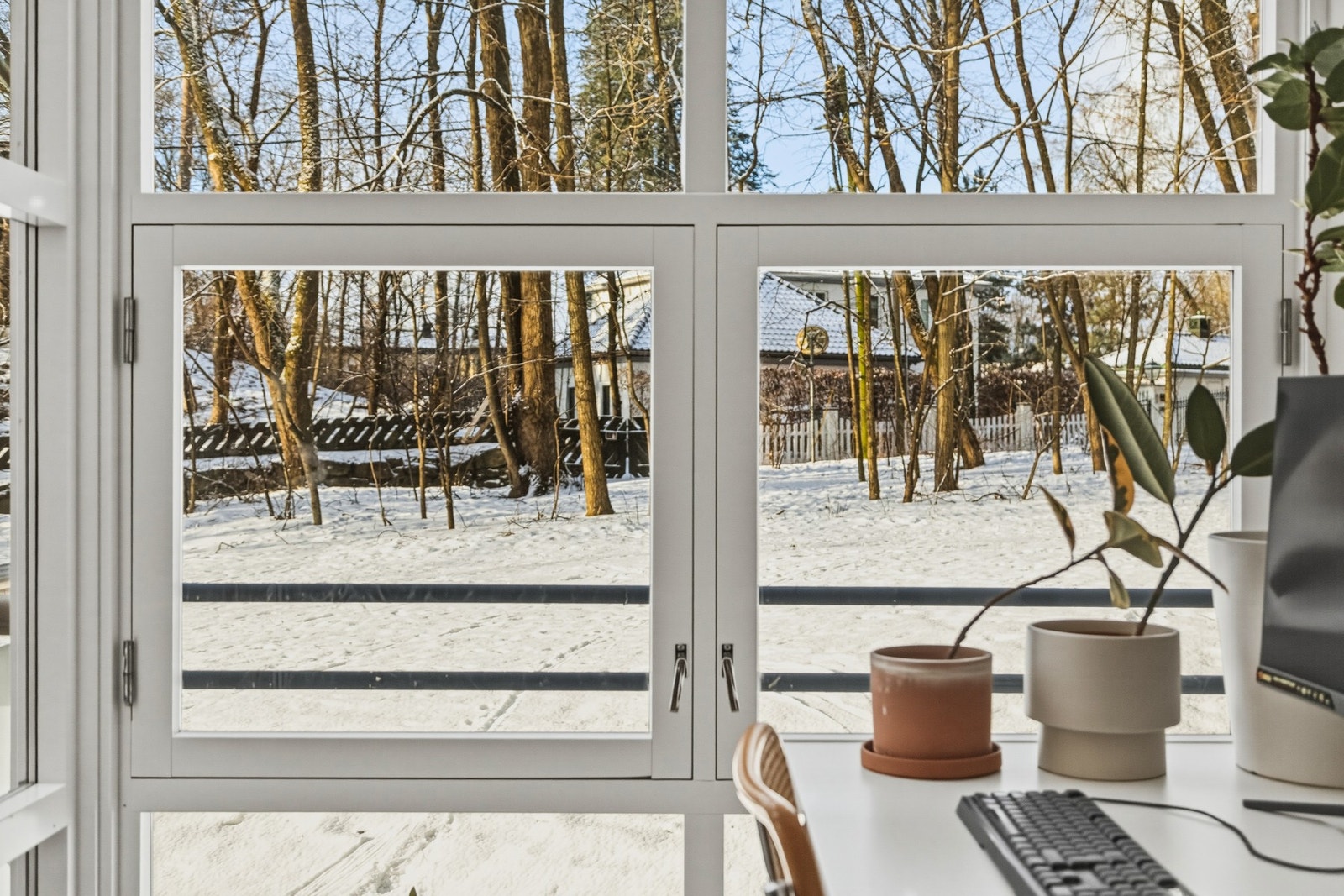 Store fine vinduer i karnappet mot friarealene utenfor. Galleribilde