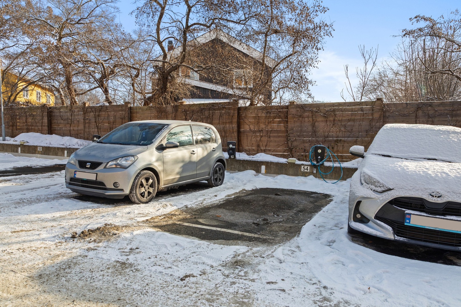 Parkeringsplass med el-bil lader. Galleribilde