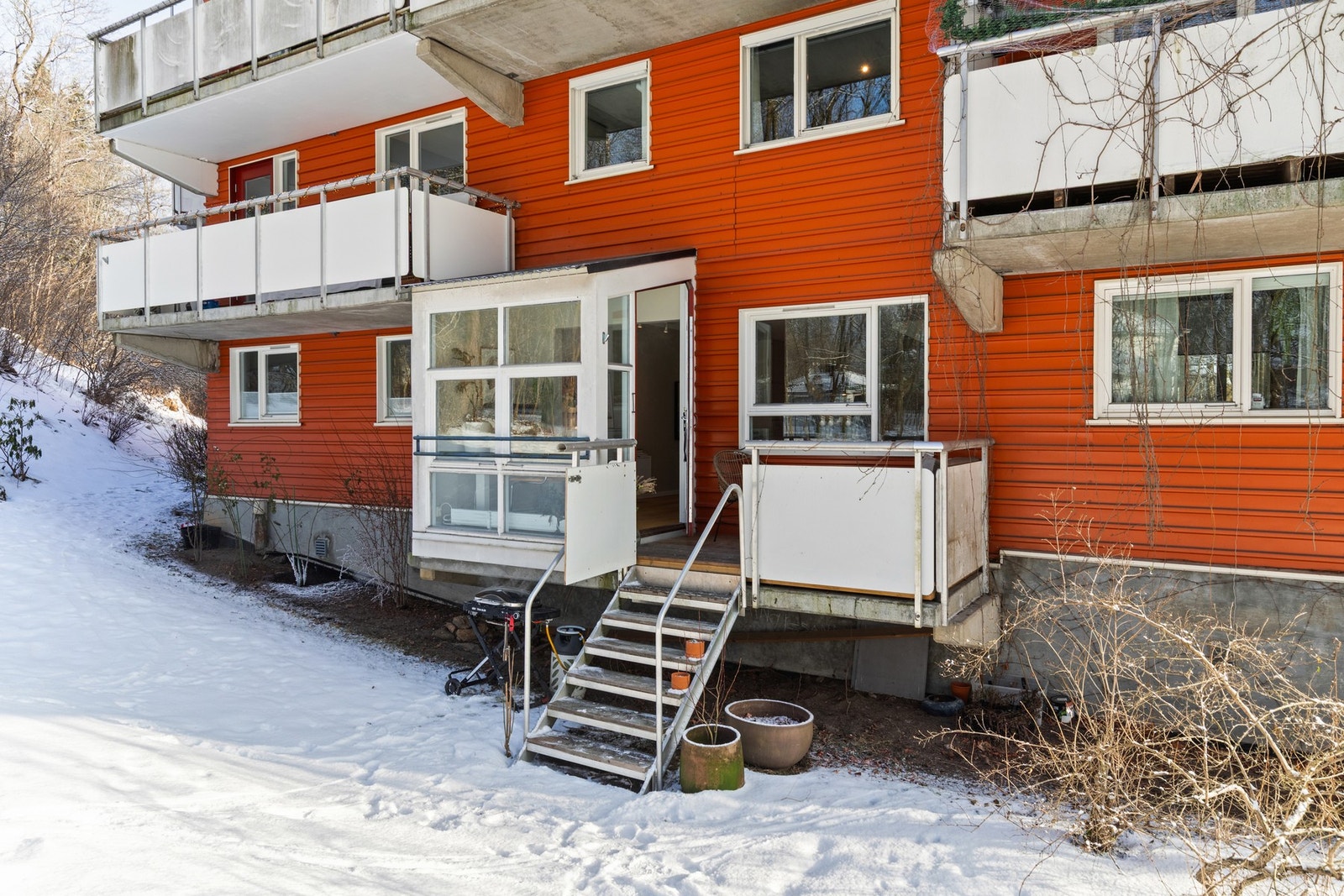 Trapp fra terrassen direkte ned til flotte friarealer. Galleribilde