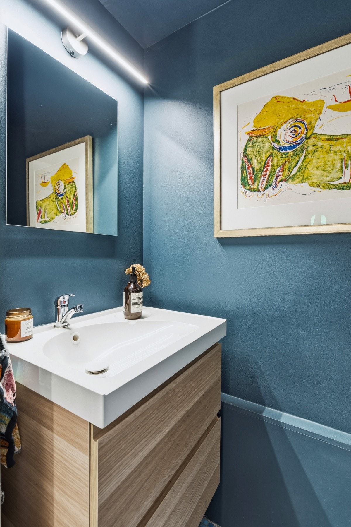 Vegghengt servantinnredning med skuffer. Galleribilde