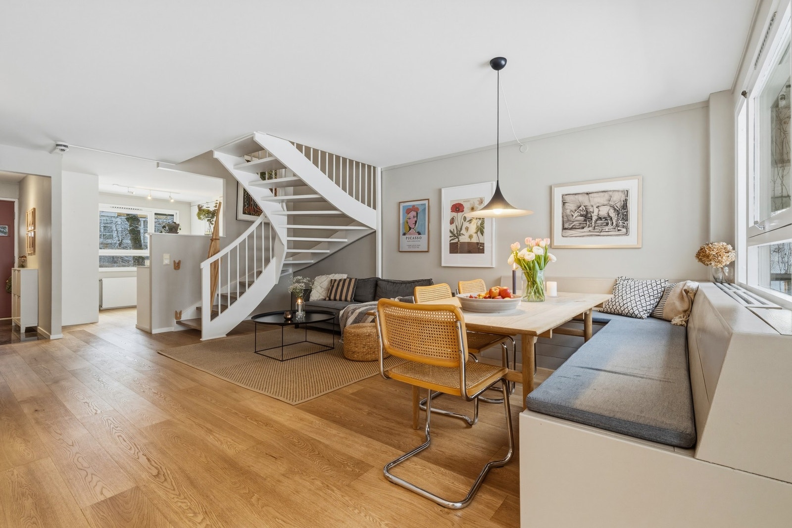 Plassbygget benk ved spisestuen medfølger. Galleribilde