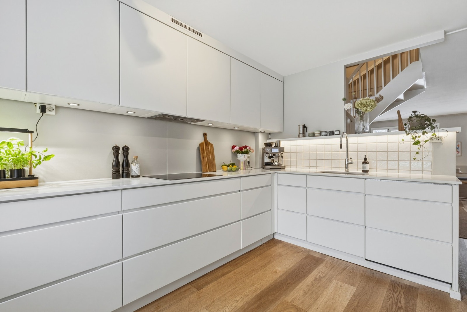 Godt med skap- og benkeplass på kjøkken. Galleribilde