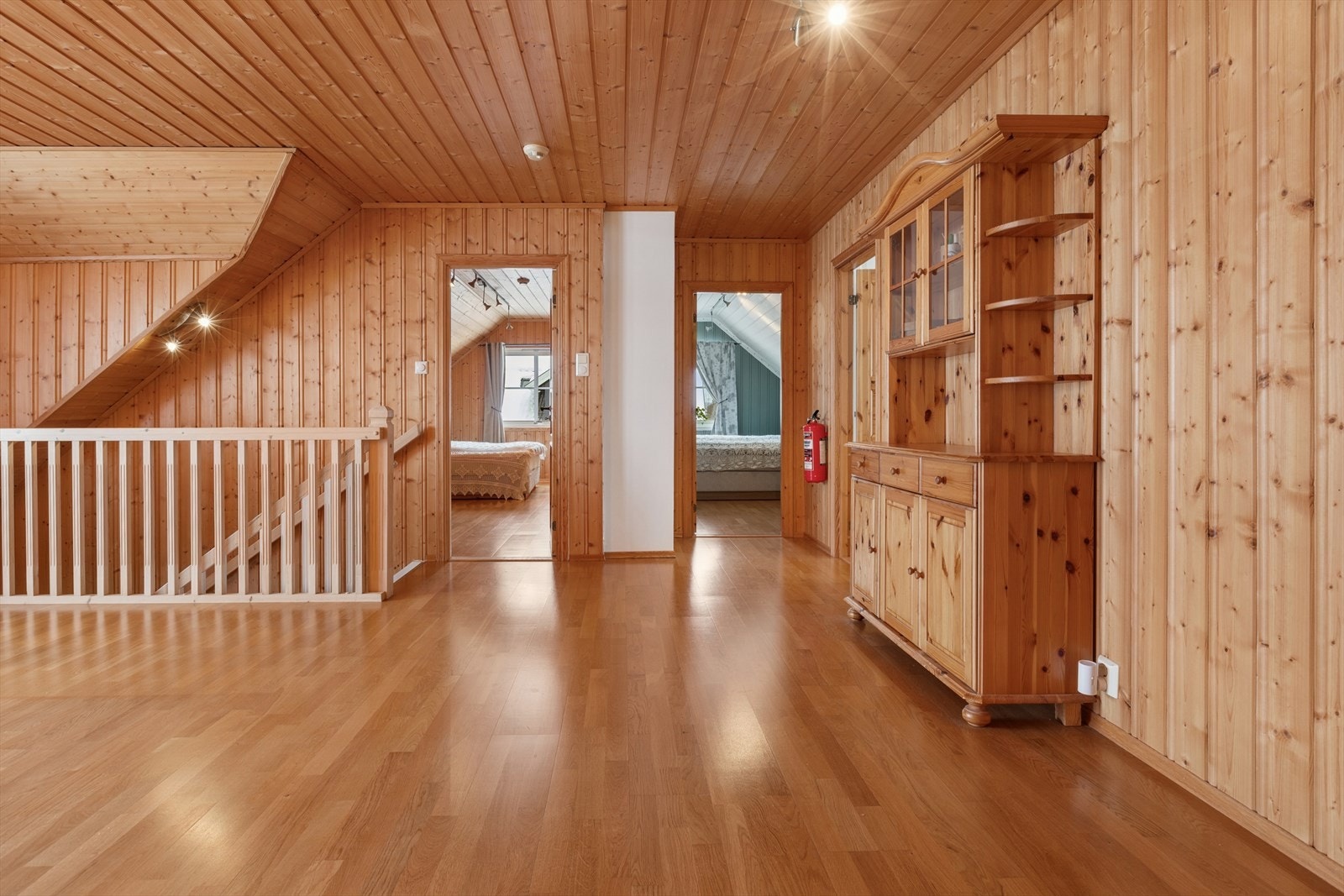 Lofstuen blir et ekstra oppholdsareal når barna/ ungdommen har besøk, eller som eget sted du kan trekke deg tilbake i roligere omgivelser. Galleribilde