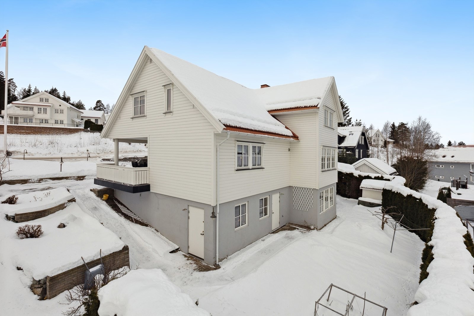 Eiendommen har adkomst til en praktisk og romslig sportsbod i underetasjen av huset. Galleribilde