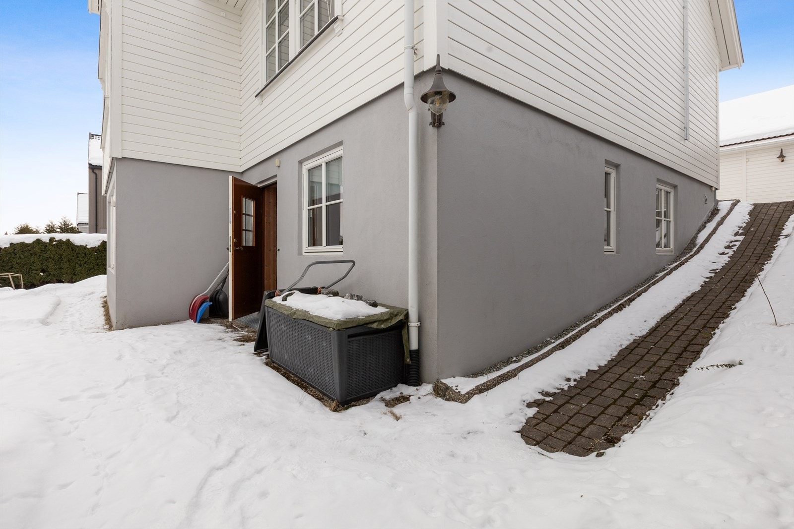 Adkomst til leiligheten i underetasjen Galleribilde