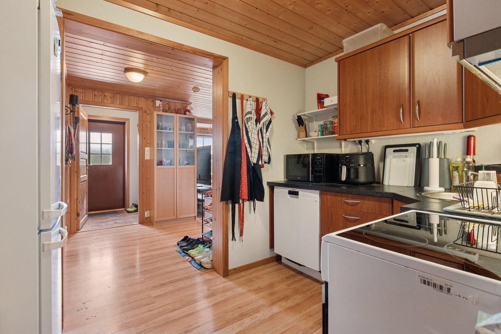 Kjøkkenet i utleiedelen har mørk, glatt innredning og opplegg for oppvaskmaskin. Galleribilde