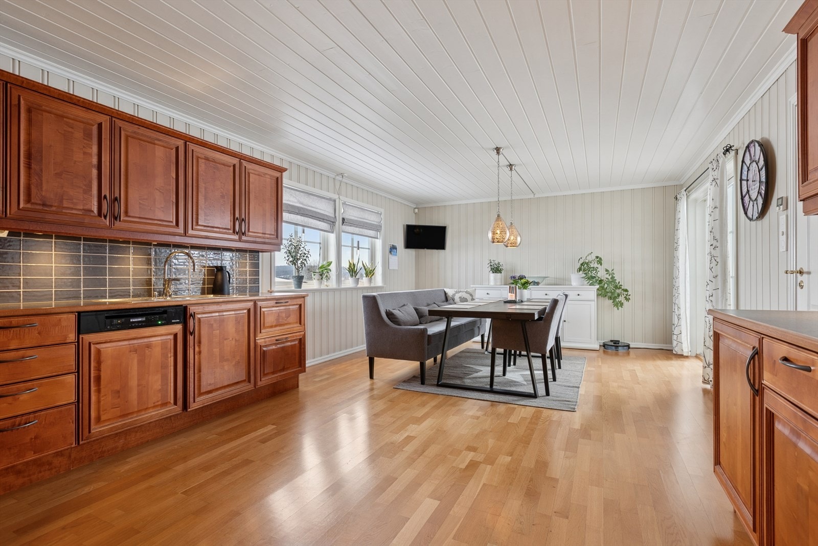 Kjøkkenet har svært god plass med rom for egen spiseplass og en innholdsrik innredning. Galleribilde