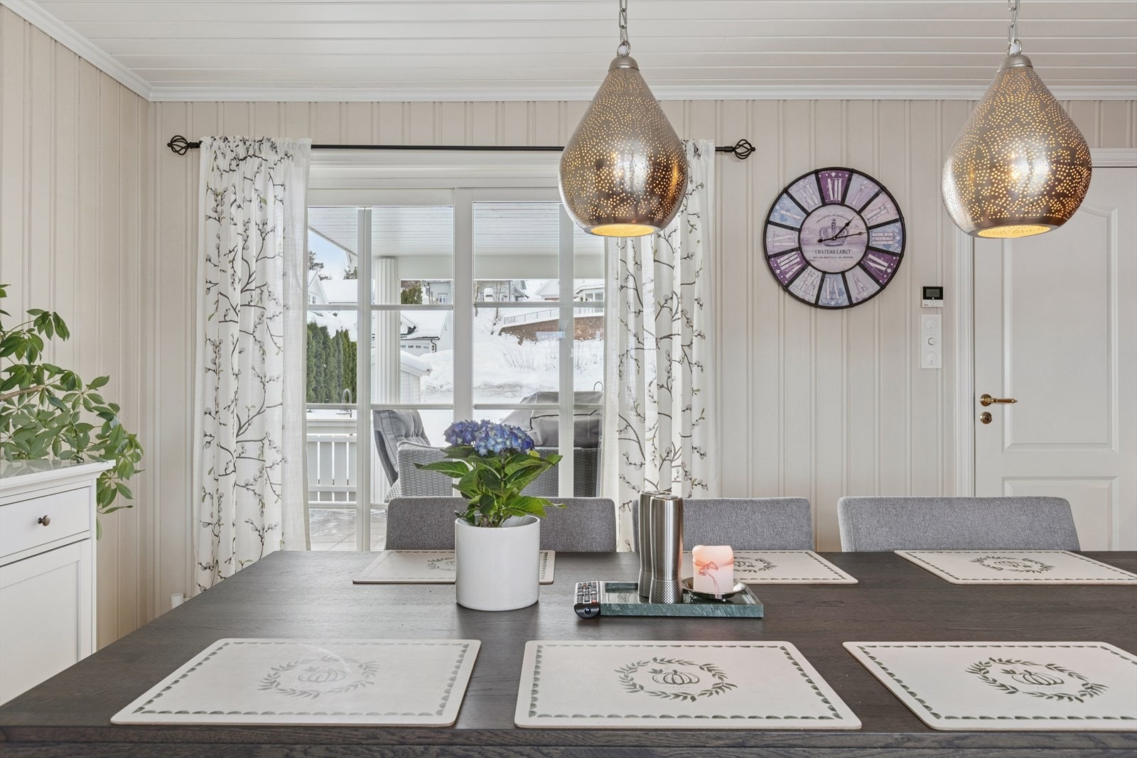 Fra kjøkkenet er det direkte utgang til en terrasse på ca. 22 m². Galleribilde