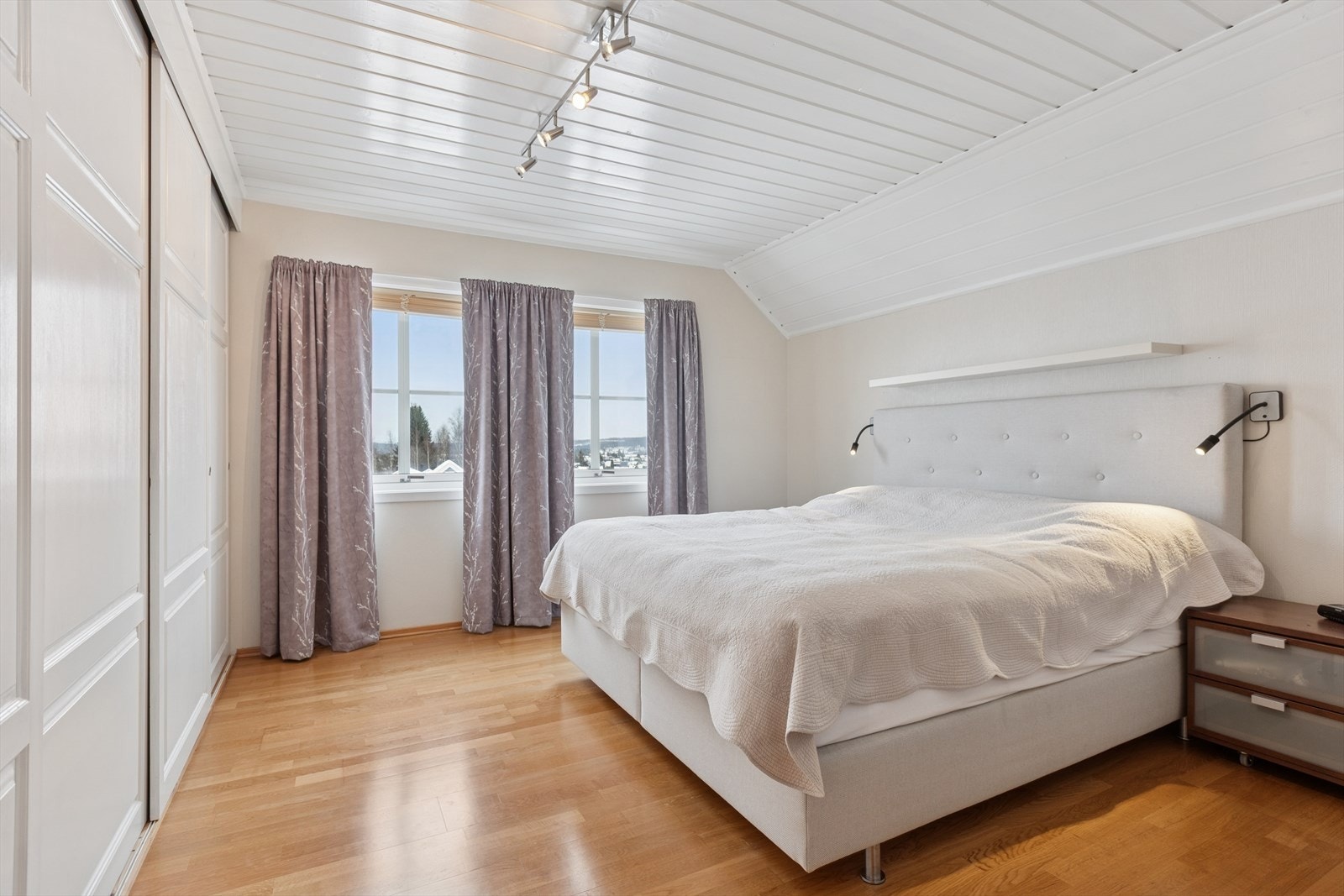 Hovedsoverommet har god plass til dobbeltseng og er utstyrt med rikholdig garderobeløsning. Galleribilde