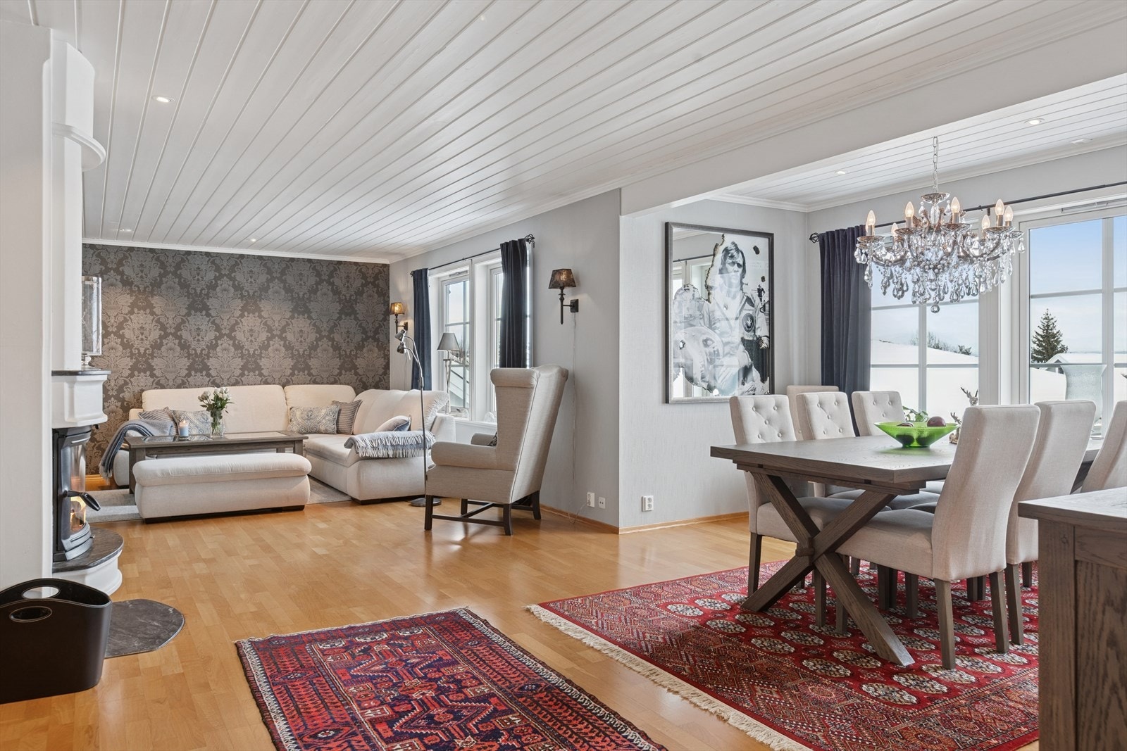 Stuen i første etasje er et sosialt samlingspunkt med god plass til både sofagruppe og spisebord. Galleribilde