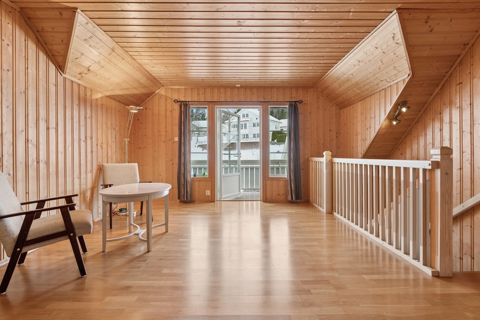 Loftstuen i andre etasje har utgang til en terrasse på ca. 6 m². Galleribilde