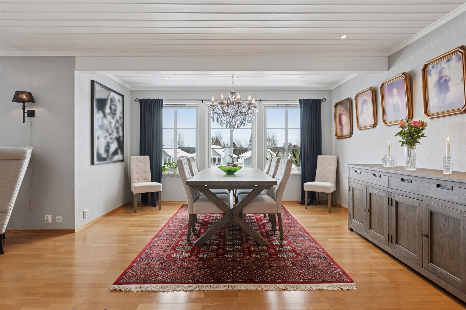 En lys og innbydende spisedel, sentralt plassert i boligens hovedetasje. Galleribilde