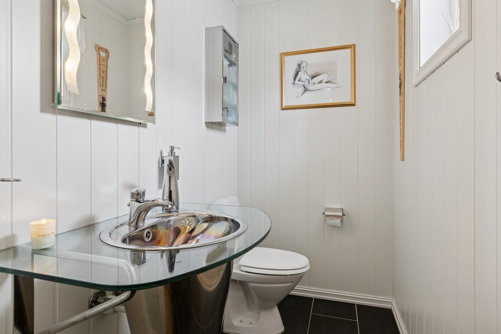 Praktisk med eget toalettrom i første etasje, som er utstyrt med toalett og servant. Galleribilde