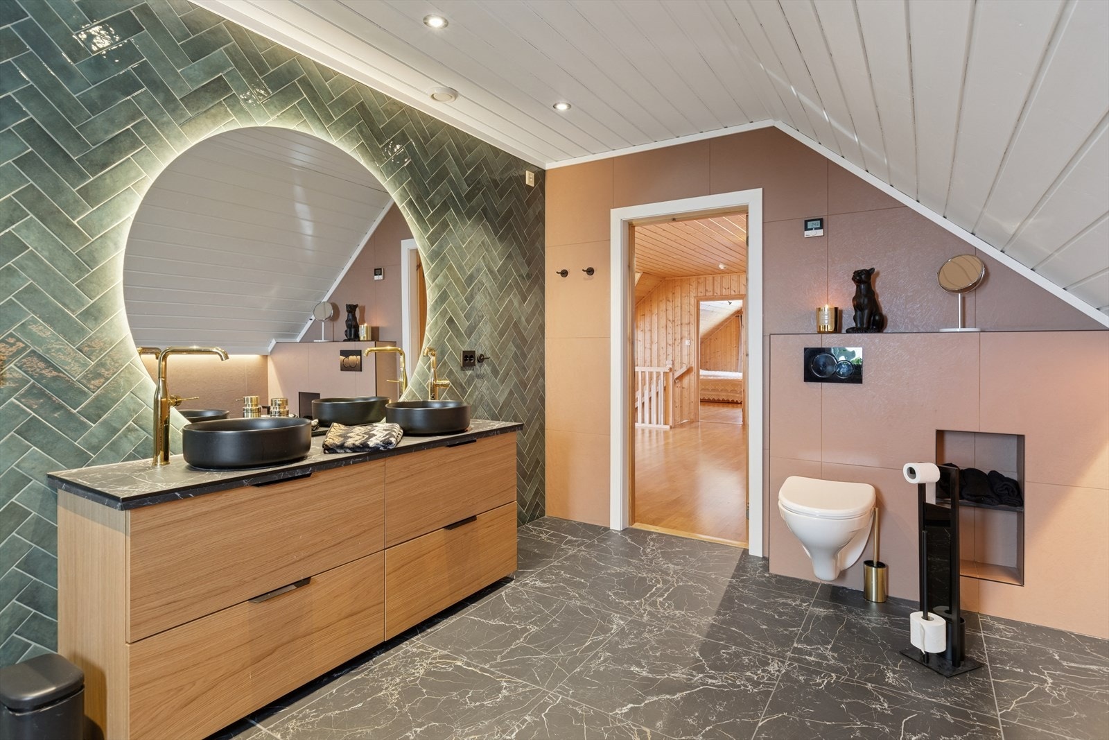 Moderne løsninger med vegghengt toalett, downlights og elegant belysning bak speilet og ved knevegg. Galleribilde