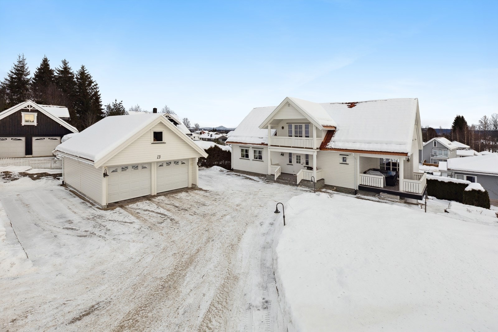 Innholdsrik enebolig med godkjent utleiedel og dobbel garasje, i et rolig og barnevennlig nabolag. Galleribilde