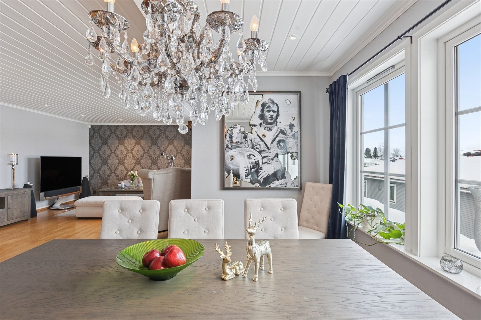 Spisestuen har god plass til langbord for større selskaper. Galleribilde