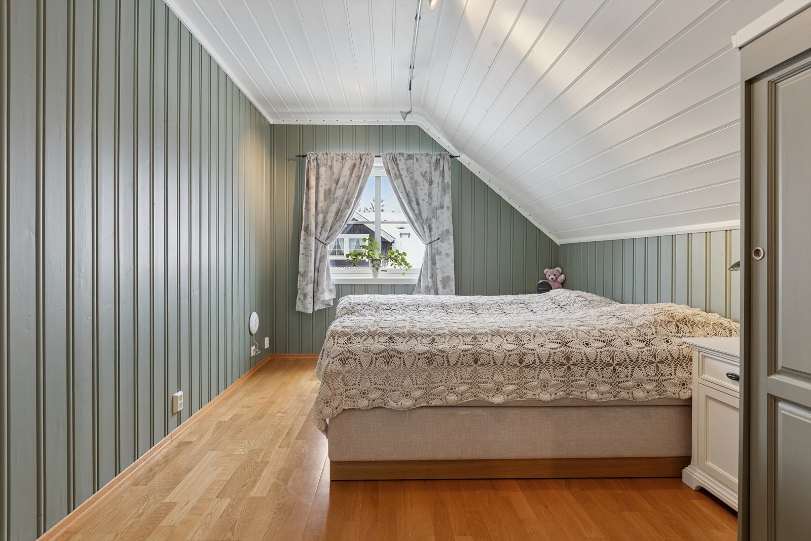 Et av de fire soverommene i andre etasje, alle med god størrelse. Galleribilde