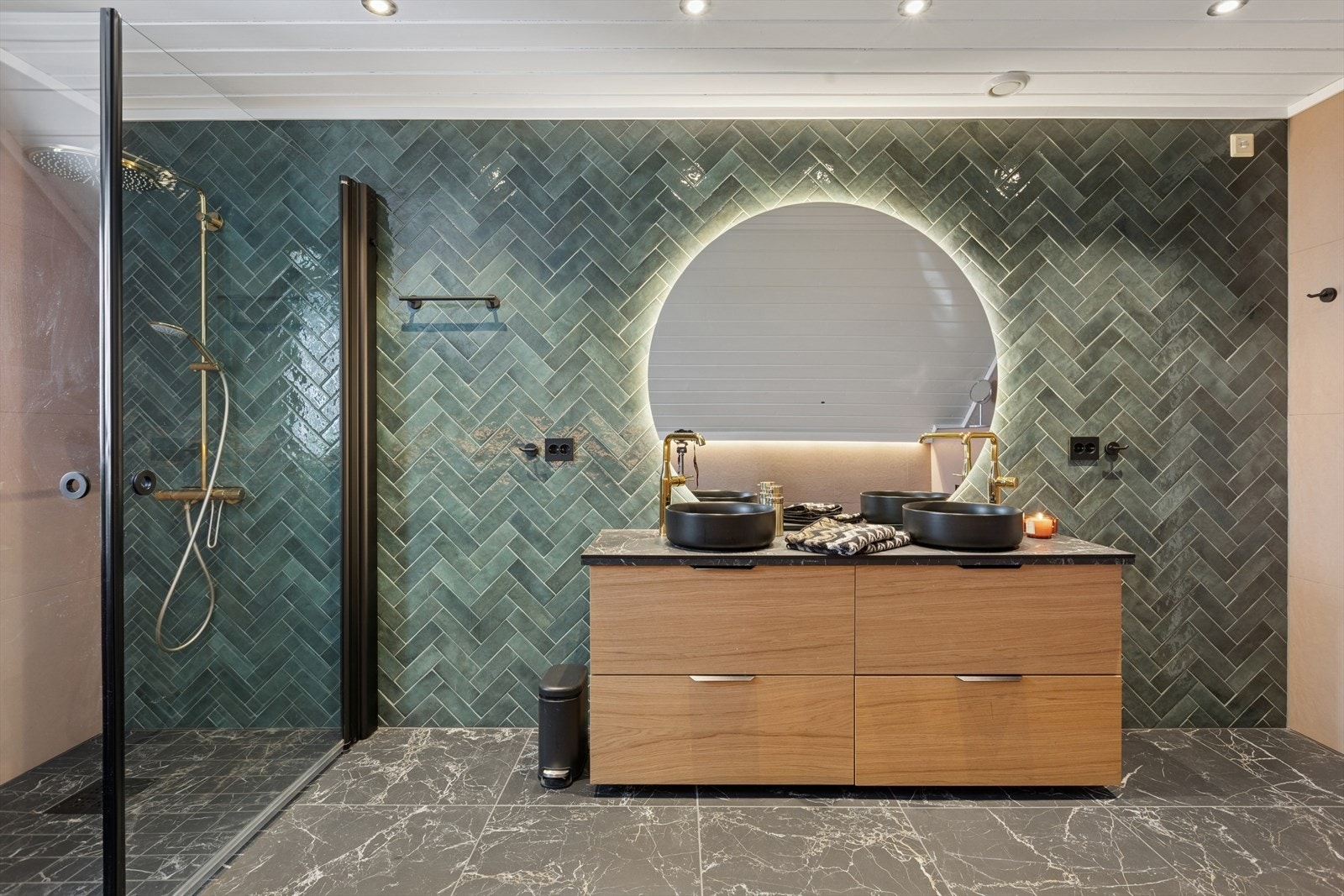 Innredet med dobbel bolleservant, romslig dusj og vannbåren gulvvarme. Galleribilde