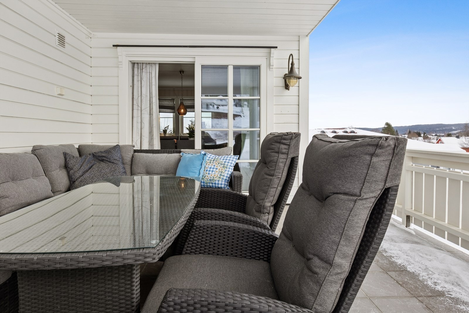 Vestvendte terrassen utenfor kjøkkenet har god plass til en stor sittegruppe. Galleribilde