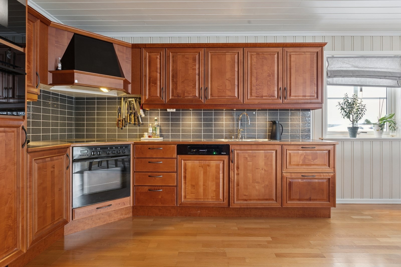 Kjøkkenet er utstyrt med integrert keramisk koketopp, komfyr og oppvaskmaskin. Galleribilde