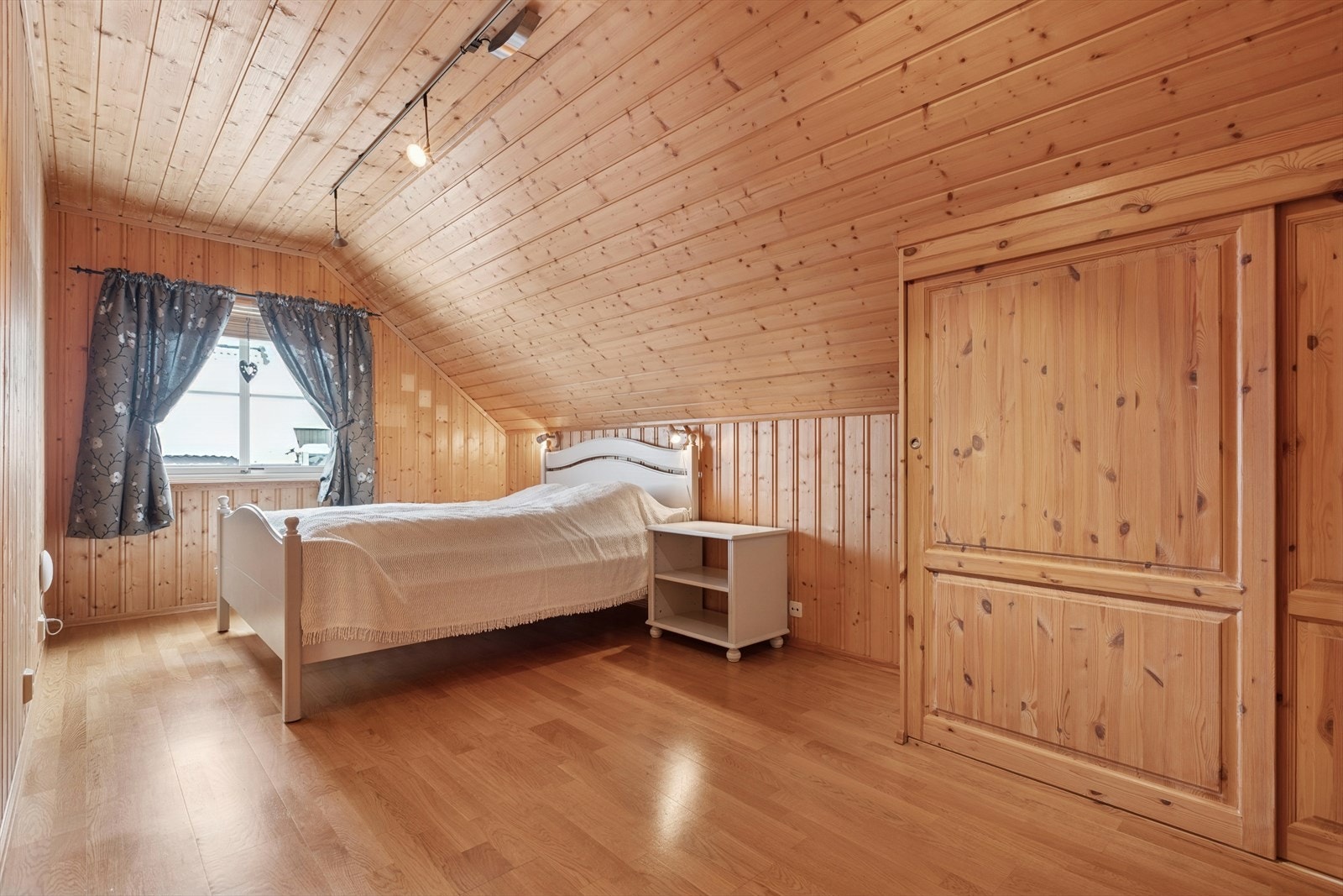 Boligens hoveddel har fire gode soverom, alle er å finne i andre etasje. Galleribilde