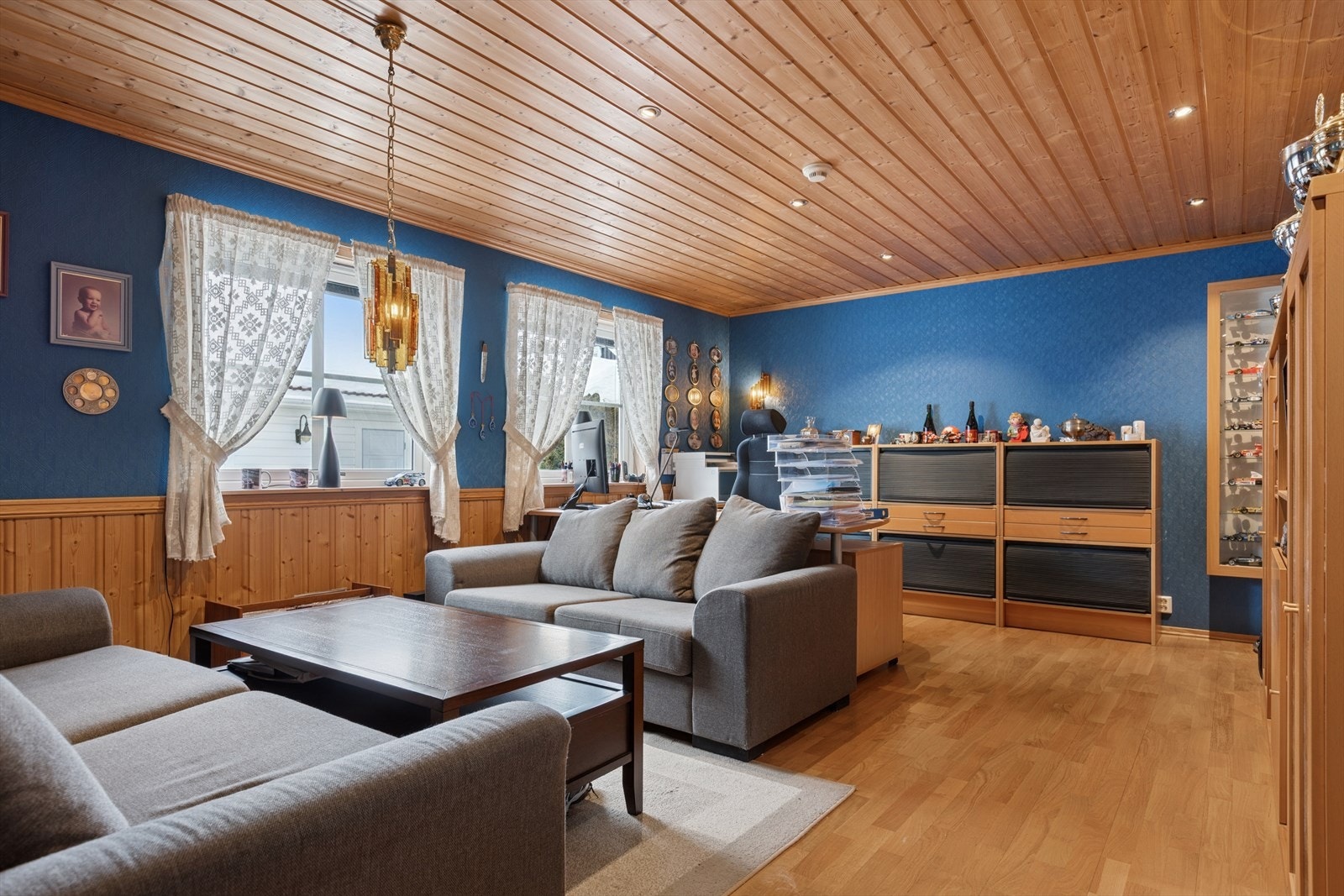 I første etasje har du også eget kontor, som også kan egne seg som ekstra soverom eller stue. Galleribilde