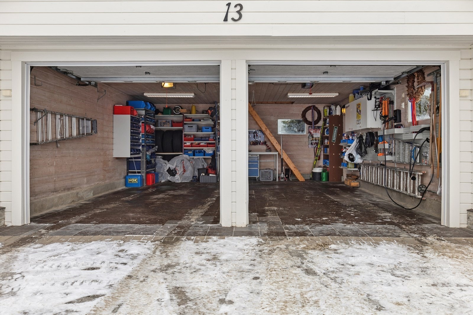Isolert dobbelgarasje med to elektriske porter, elbillader og praktisk hems for lagring. Galleribilde