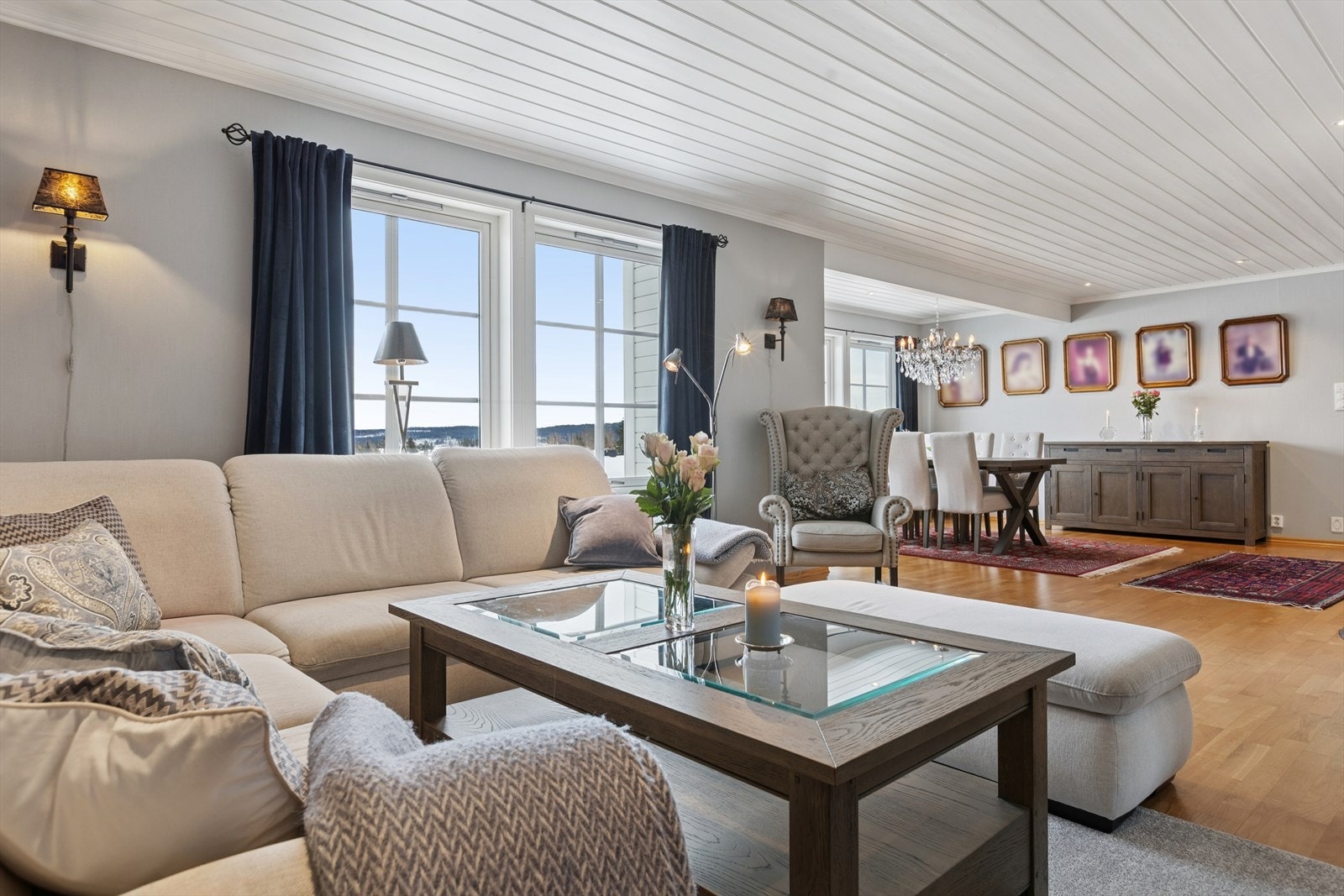 Boligen har en gjennomgående stil med trepanel i himling i flere av rommene. Galleribilde