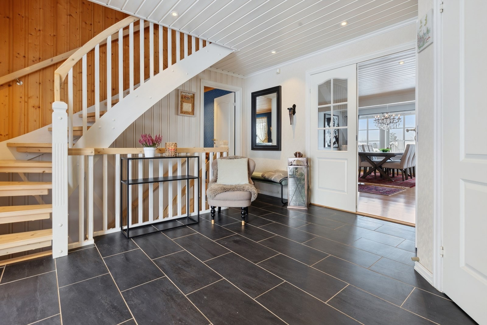 Den lakkerte tretrappen binder etasjene elegant sammen. Galleribilde