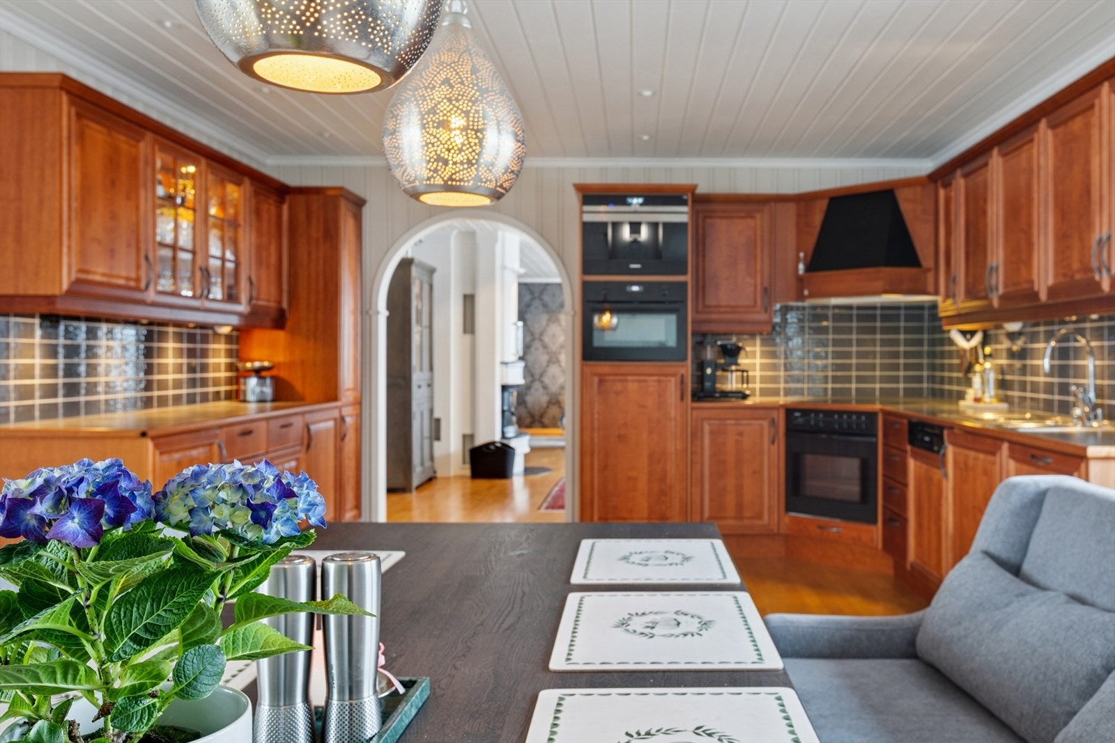 Boligen varmes effektivt opp med vannbåren varme fra et jordvarmeanlegg fra 2008. Galleribilde