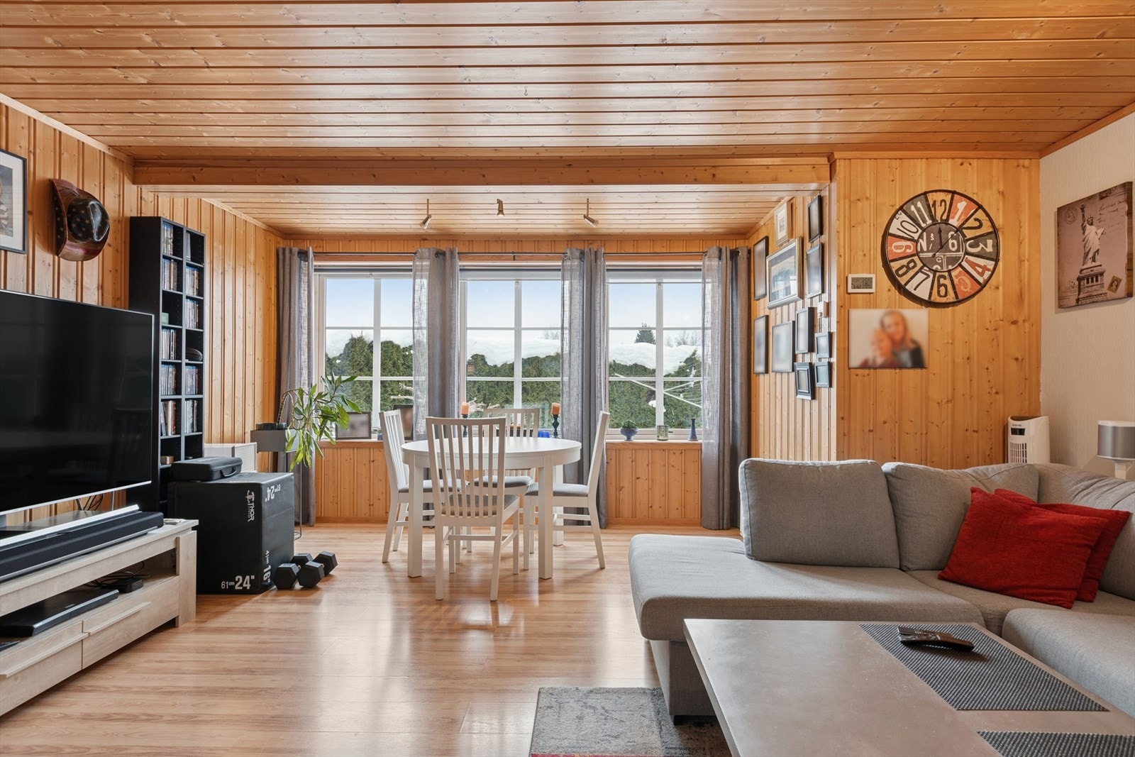 Stuen i utleiedelen har god plass til både sofagruppe og spisebord. Galleribilde