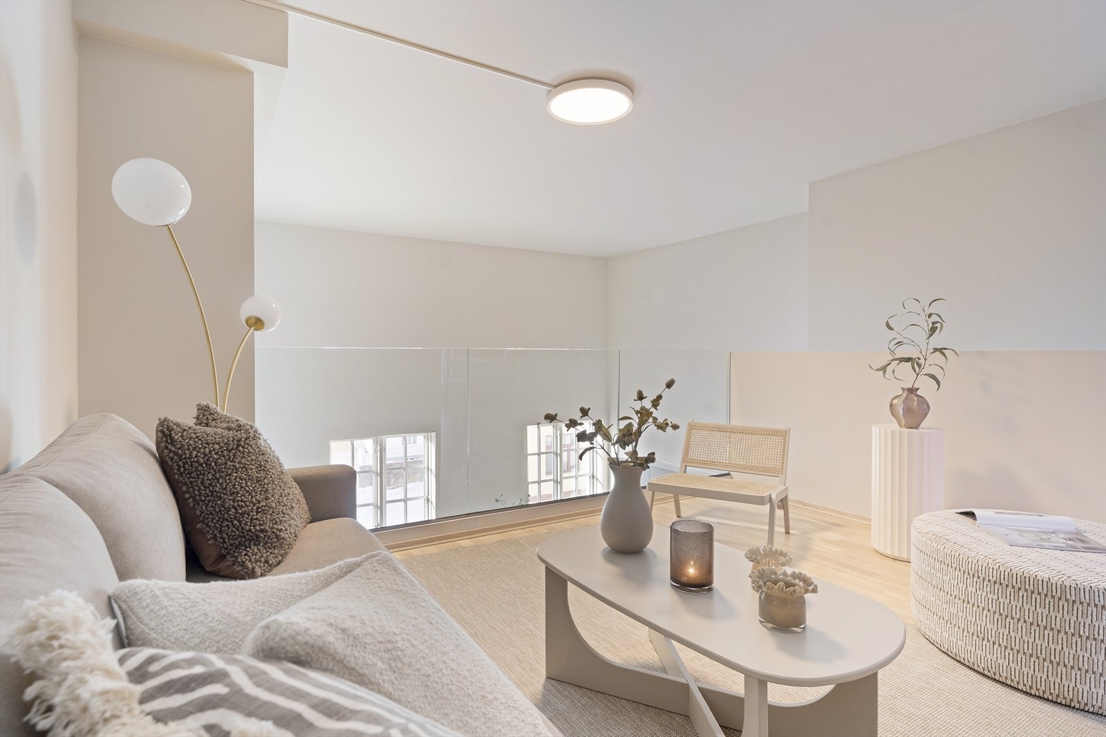 Øvre stue har galleri med glassrekkverk mot hovedstue/kjøkken. Galleribilde