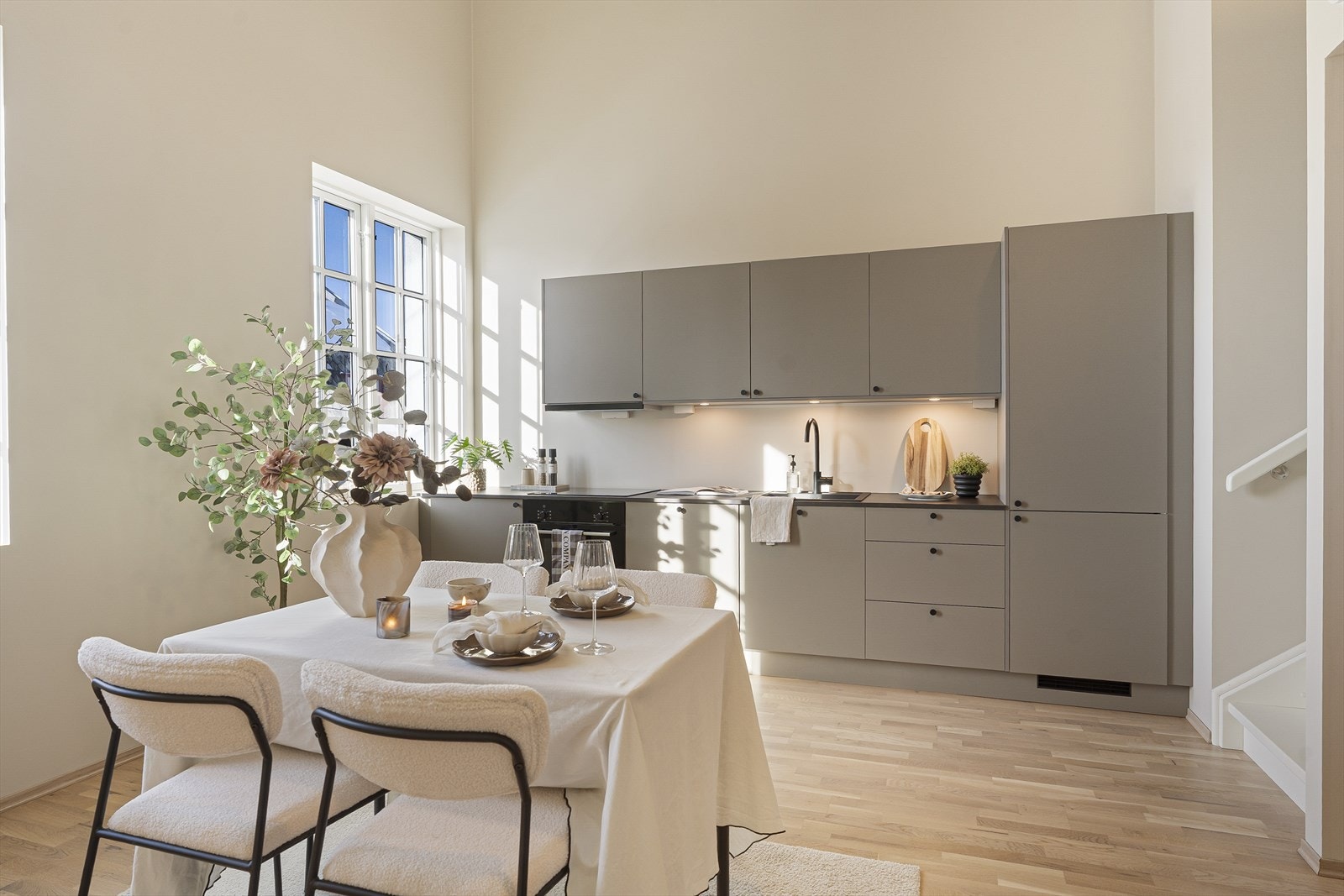 Stue og kjøkken er arrangert i en åpen, sosial løsning. Rommet har fantastisk takhøyde som skaper en særdeles luftig atmosfære. Galleribilde