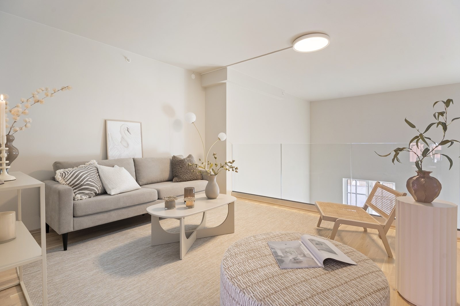 Selve it-faktoren for denne leiligheten: Et øvre plan med stue/kontornisje og en hyggelig alkove. Galleribilde