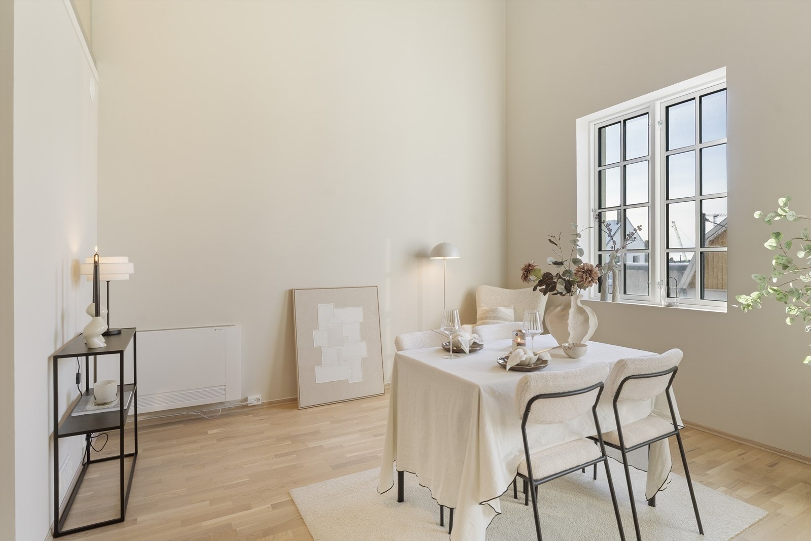 De store vindusflatene gir godt med naturlig lys. Leiligheten har energivennlige løsninger som balansert ventilasjon og luft-vann varmepumpe som går til viftekonvektor i stue (samme løsning forvarmer tappevann). Galleribilde