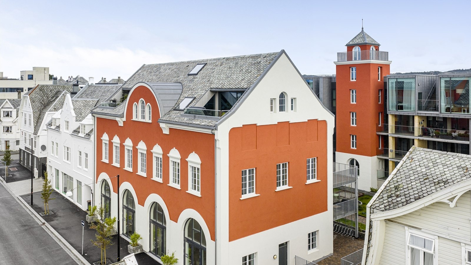 Brannstasjonen i sommerlige omgivelser. Galleribilde