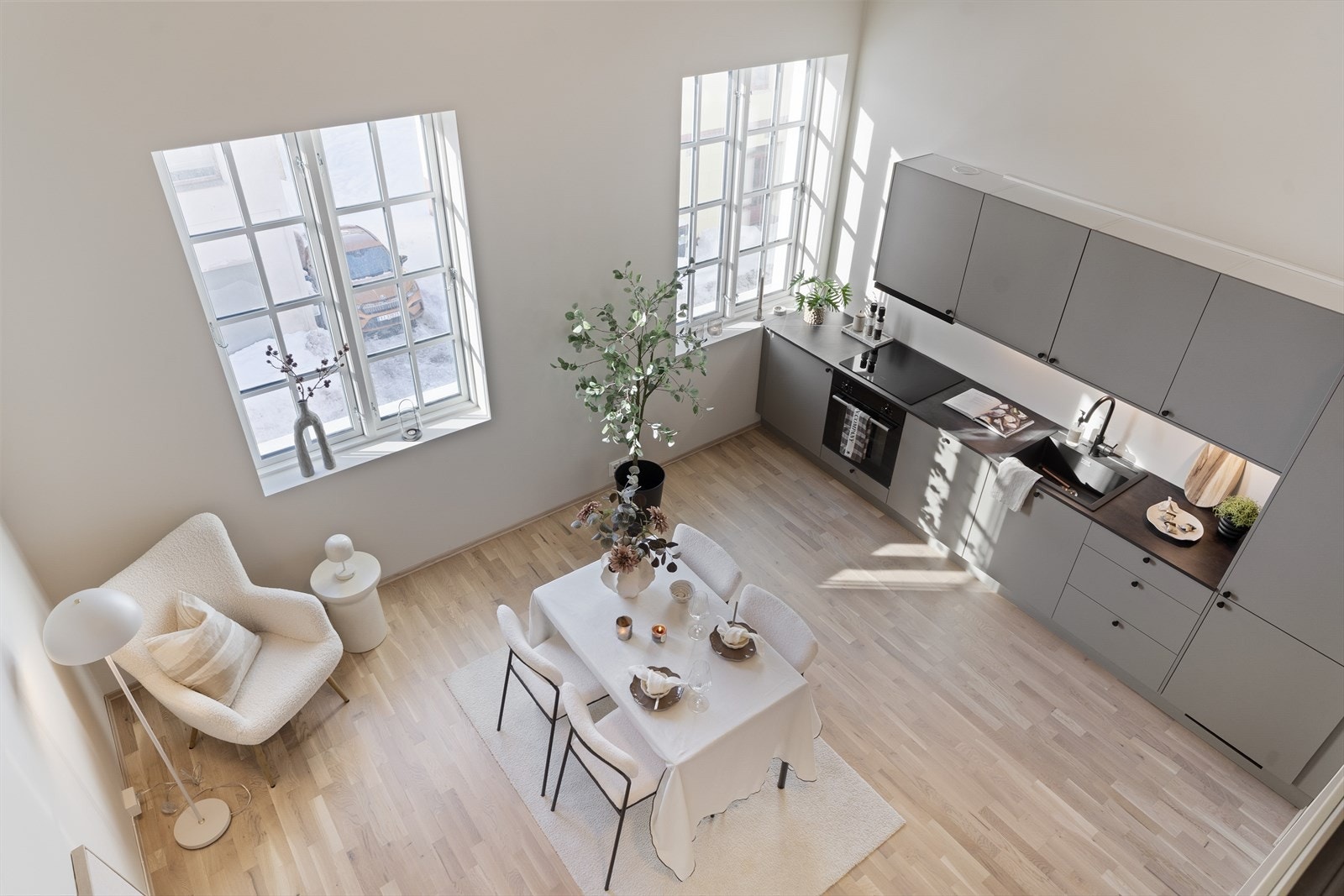 I motsetning til en klassisk, kjedelig 2-roms, kan denne urbane leiligheten fronte med spektakulær takhøyde og råkul planløsning med en stor bonus, i form av en ekstra etasje med to franske balkonger, romslig alkove, samt en øvre stuedel med kontornisje. Galleribilde