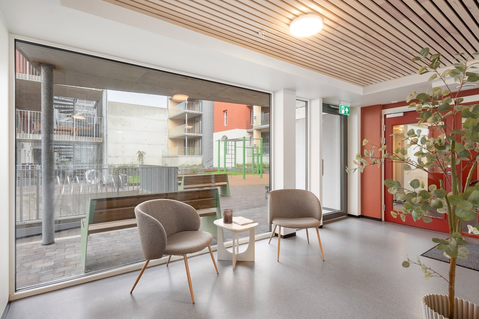 Hyggelig utsyn mot den lune bakgården. Galleribilde