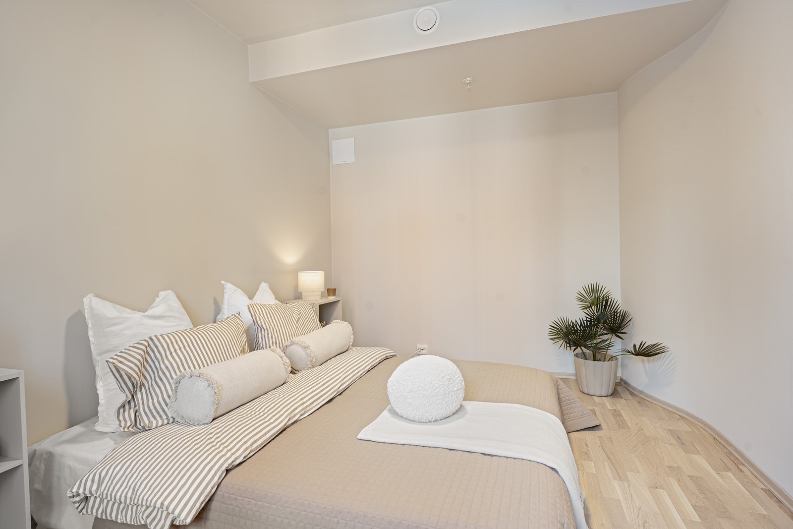 Leiligheten har utstrakt bruk av flott eikeparkett på gulv og slette, malte vegger/himlinger. Galleribilde